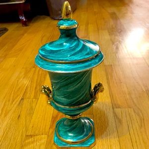 Urn Gold leaves never use 1880 collections green.